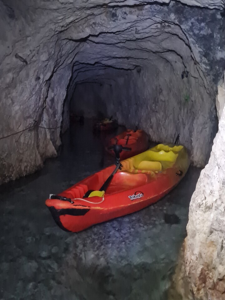 Kayaks stehen bereit — Foto: Christiane Reitshammer