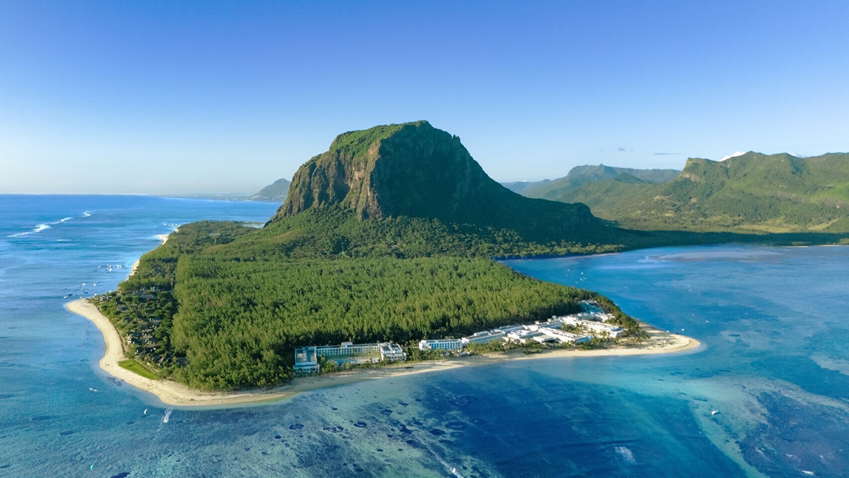 Die Hotels zu Füßen des Morne Brabant — Foto: RIU Hotels & Resorts 