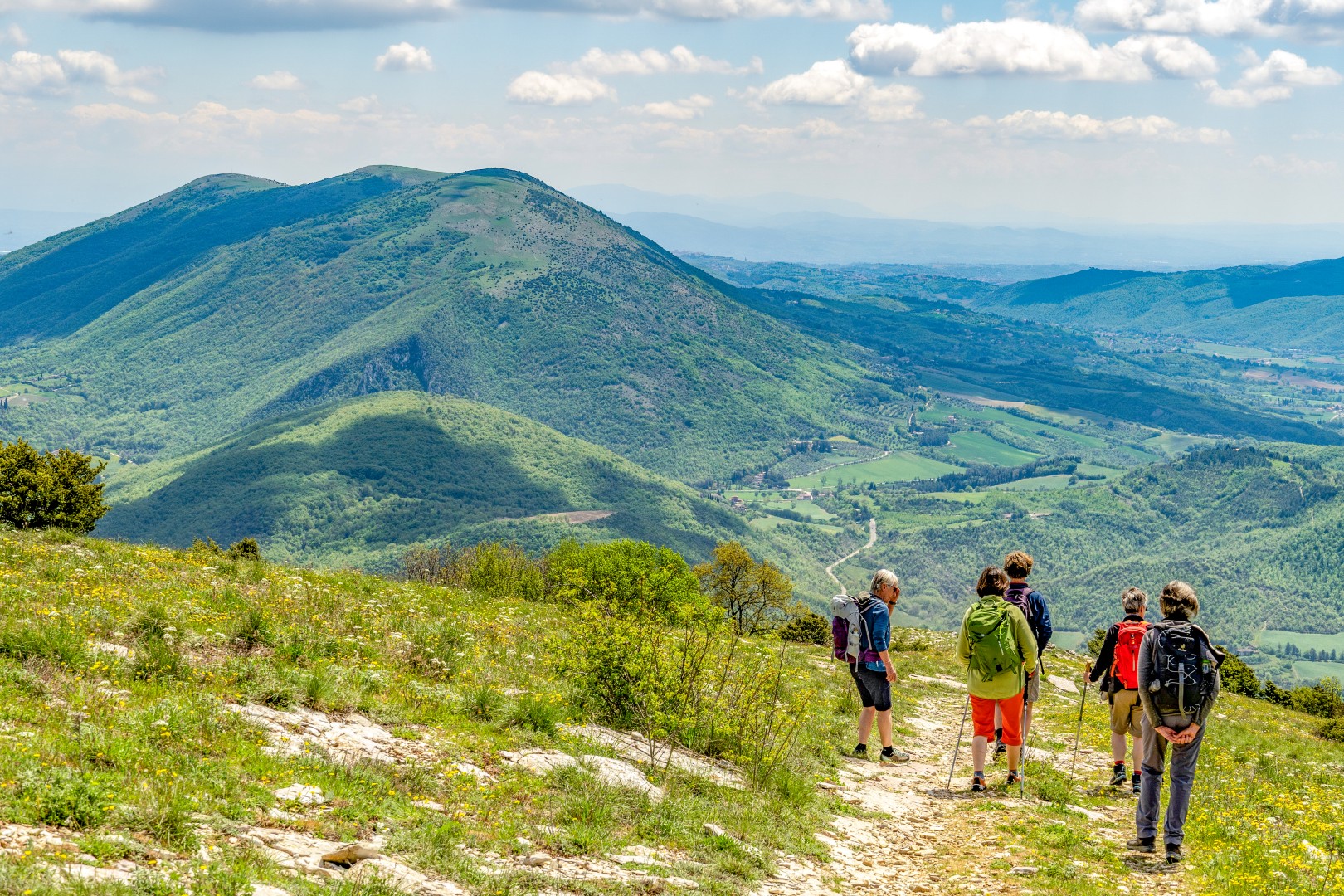 Hügel, Burgen und Cucina Italiana am Monte Acuto  &mdash; Foto: Rudolf Nicoletti