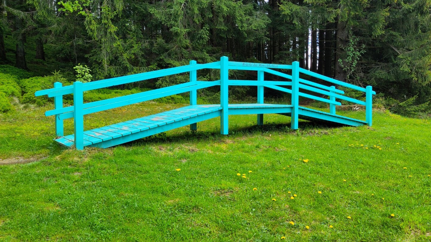 Brücke der Menschlichkeit / Marco Paulo &mdash; Foto: Oliver Kugel