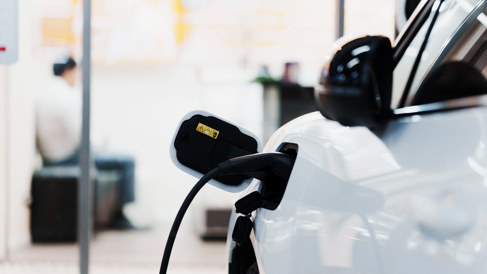 E-Auto richtig aufladen — Foto: Natthawadee Jana / shutterstock.com