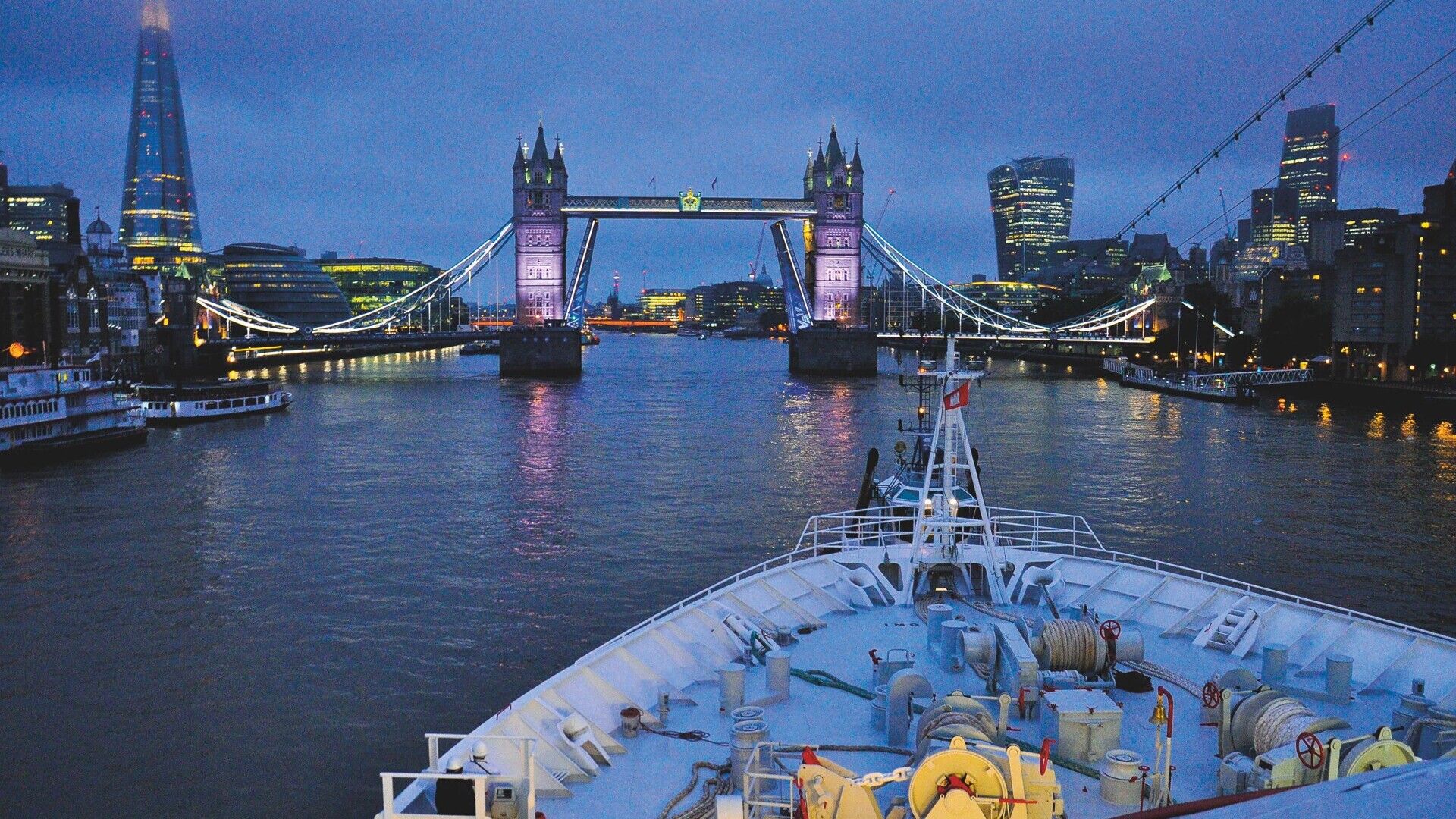 MS Hamburg vor der Tower Bridge — Foto: plantours