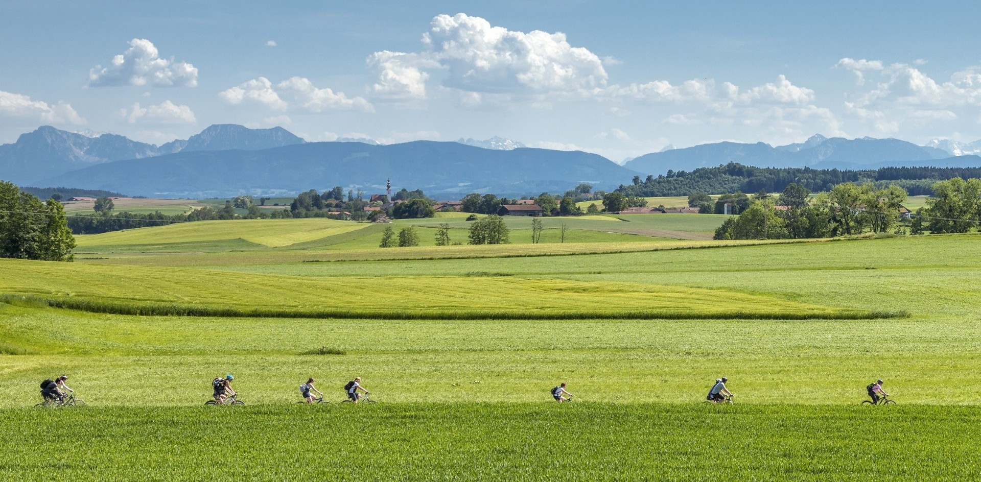 Bei Tittmoning/Bayern mit Blick auf die Alpenkette im Salzburger Land — Foto: Entdeckerviertel/Richard Scheuerecker