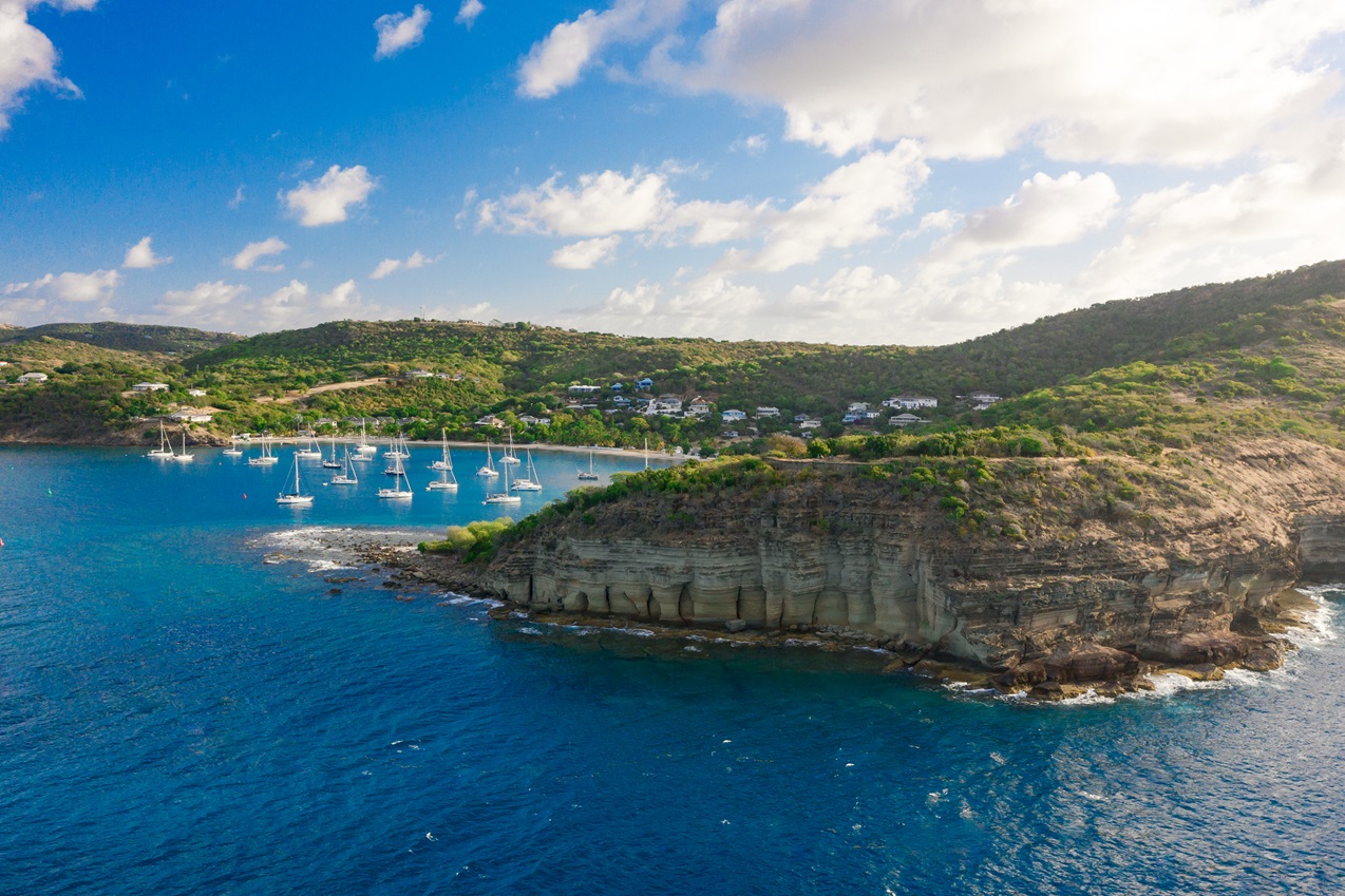 Segelschiffe bei Mermaid Gardens vor Antigua  — Foto: Antigua und Barbuda Tourism Authority 