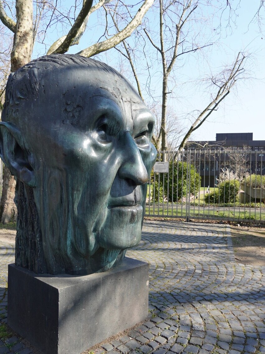 Konrad Adenauer Denkbal in Bonn am "Weg der Demokratie" — Foto: Christiane Reitshammer