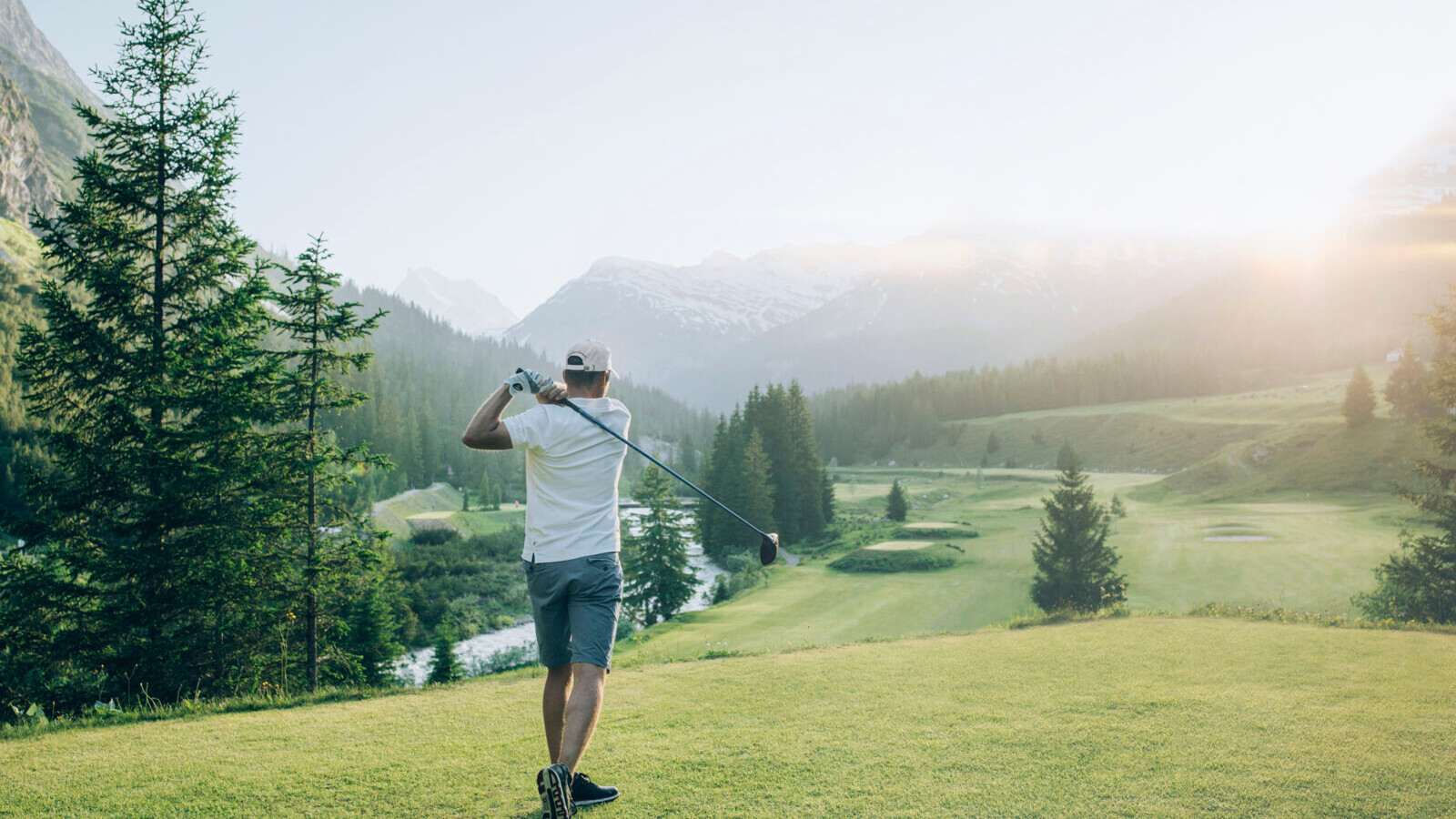Golfen auf schöner Anlage &mdash; Foto: Daniel Zangerl / Lech Zürs Tourismus GmbH 
