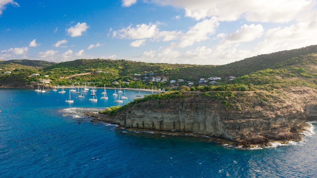 Segelschiffe bei Mermaid Gardens vor Antigua  — Foto: Antigua und Barbuda Tourism Authority 