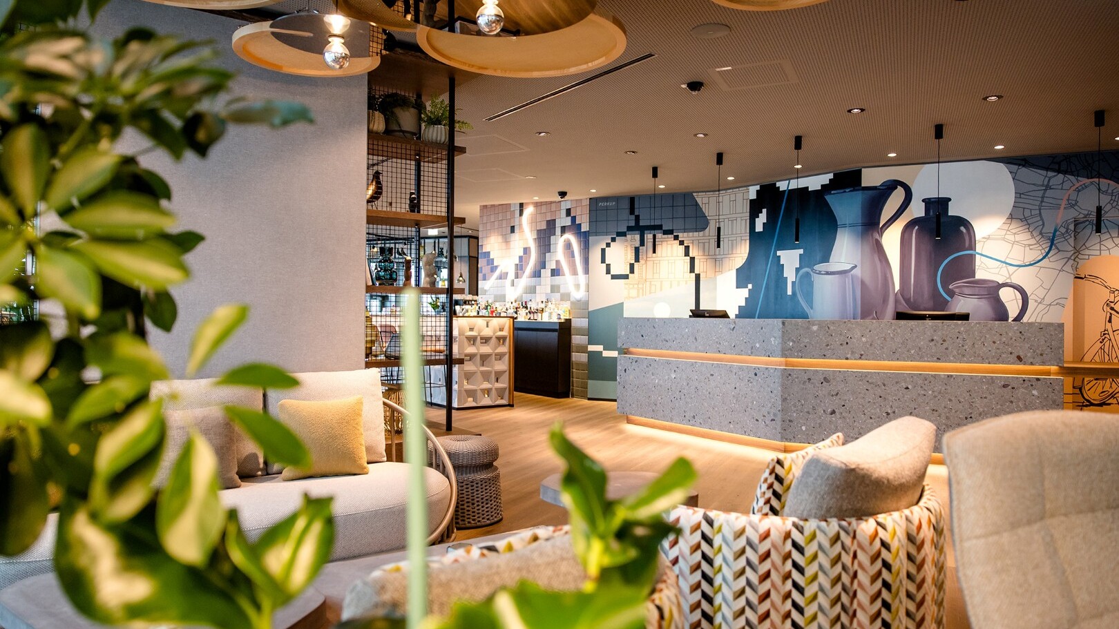 Loungebereich mit Kunstwerk von Paul Riedmüller — Foto: Motel One