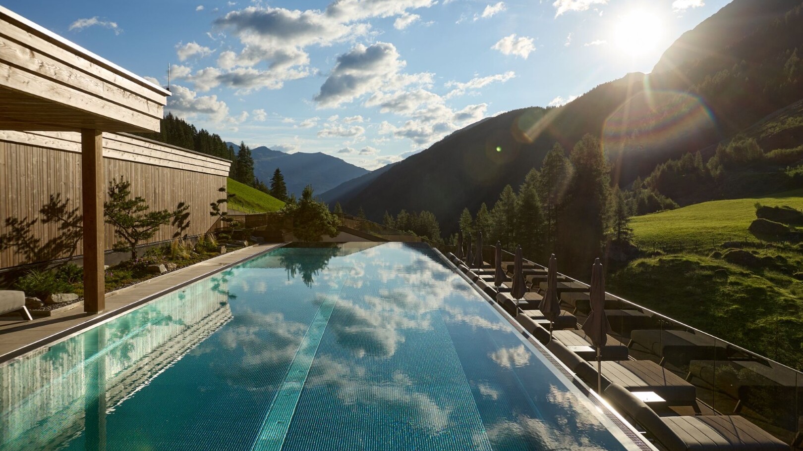 Sportpool mit Blick ins Tal — Foto: Hotel Alpenhof