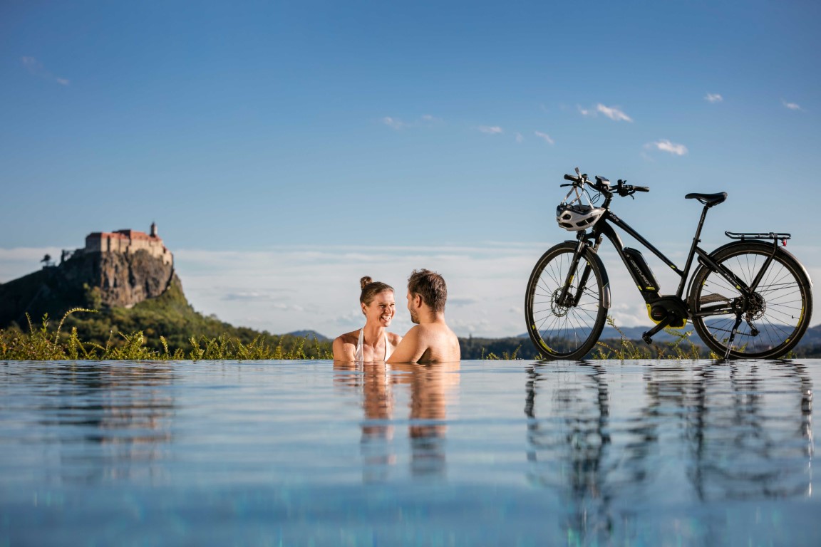 Wellness und Radfahren in Riegersburg, Steiermark — Foto: Thermen- und Vulkanland / Harald Eisenberger  
