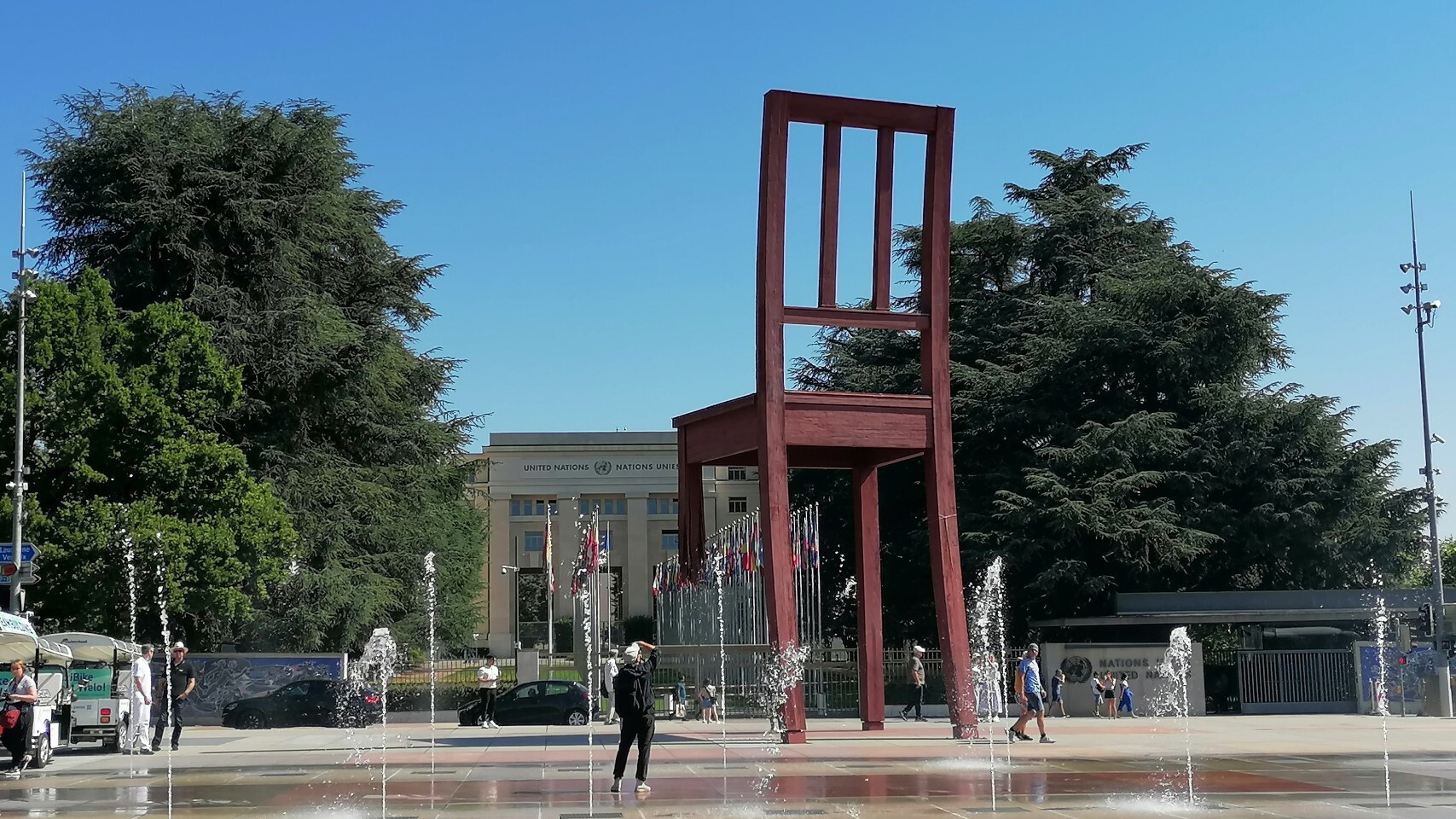 Der symbolische „Broken Chair“ vor dem Völkerbundpalast — Foto: Martha Steszl