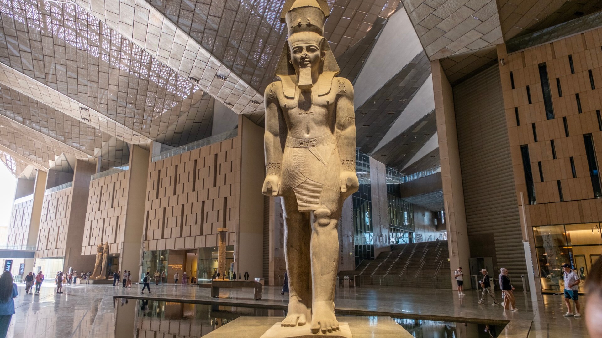 Die Ramses-Statue im Atrium des GEM — Foto: Turkey Photo / shutterstock.com