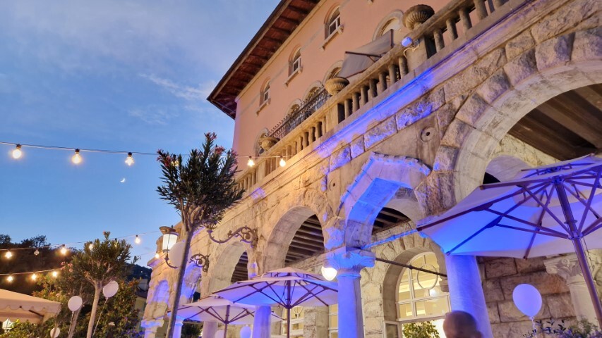  Stimmungsvolle Terrasse des Milenij Hotels &mdash; Foto: Elo Resch-Pilcik