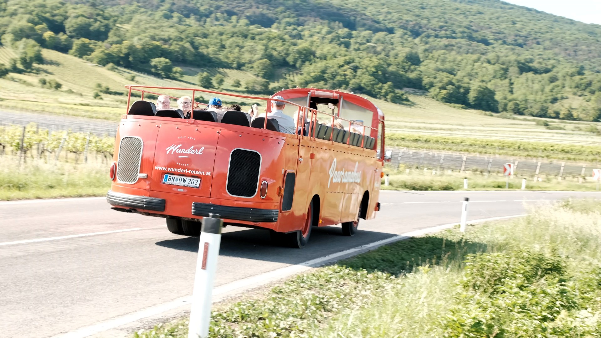 Mit dem Oldtimer Panoramabus in der Region unterwegs — Foto: Wienerwald Tourismus/Kerstin Semmelmeyer