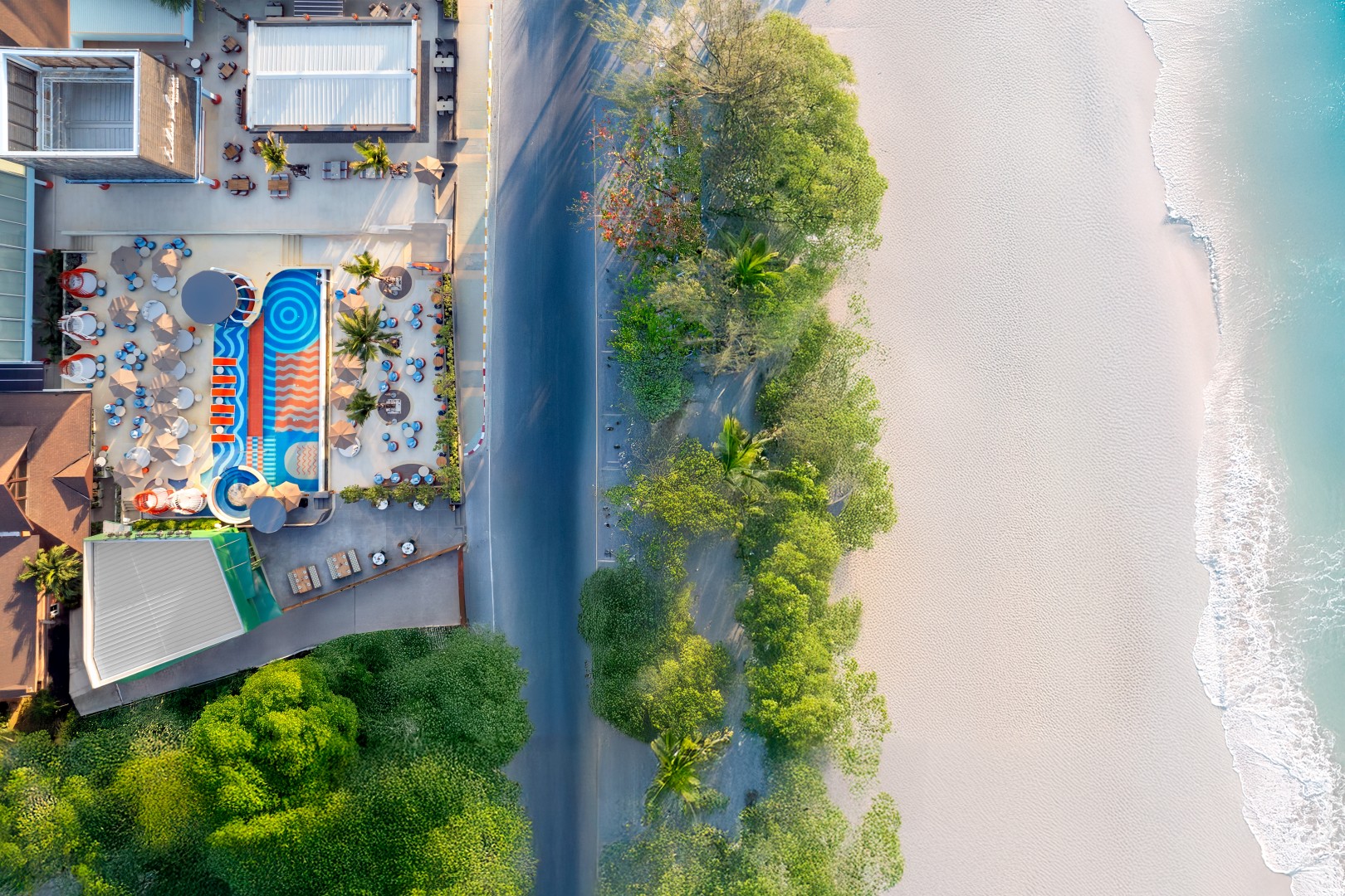 Endless Summer Beach Club im Courtyard by Marriott Phuket, Patong Beach Resort  — Foto: Courtyard by Marriott Phuket, Patong Beach Resort

