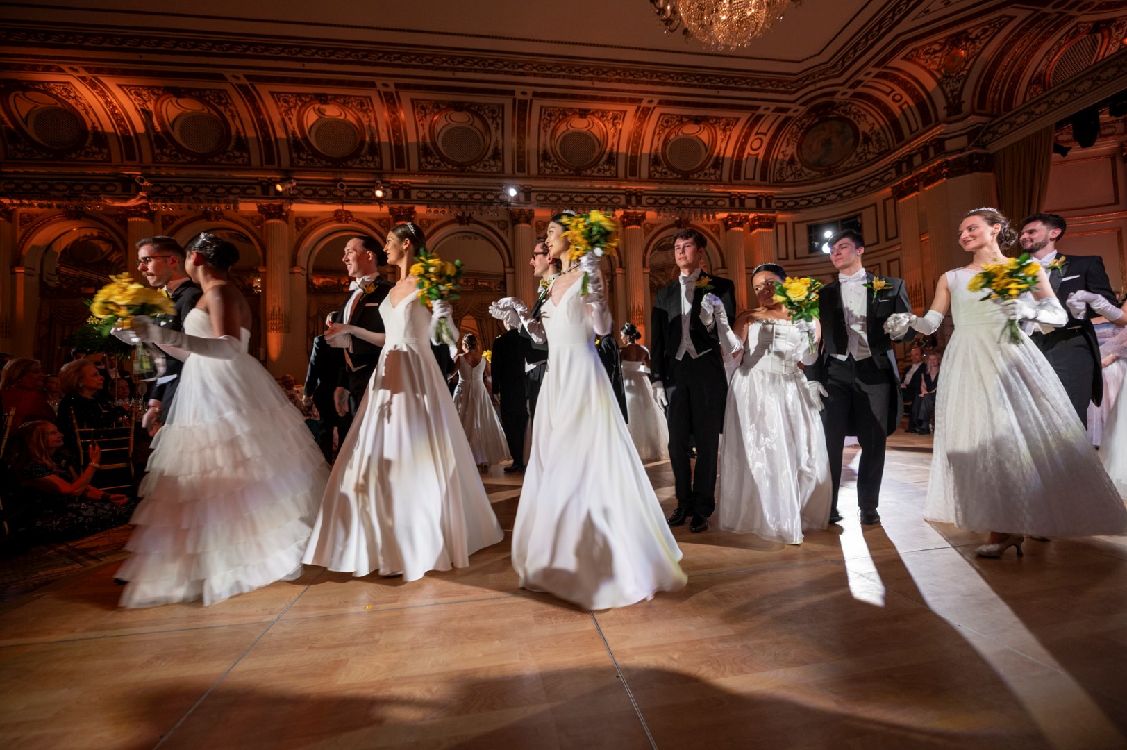 DebütantInnen am Viennese Opera Ball — Foto: David Plakke