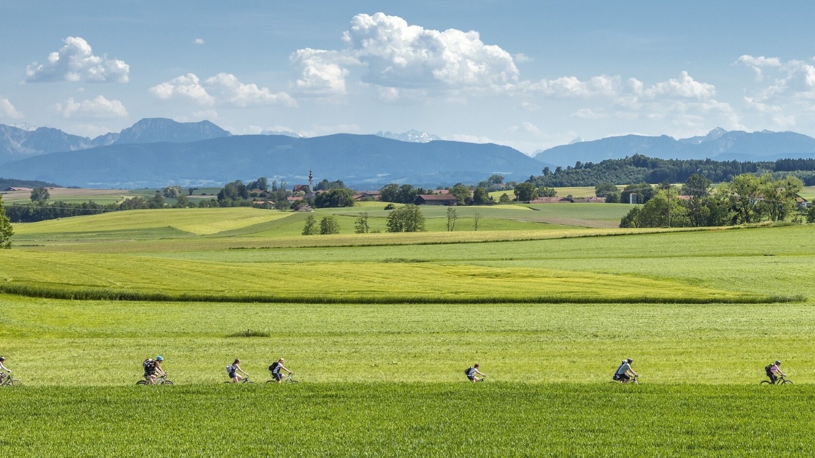 Bei Tittmoning/Bayern mit Blick auf die Alpenkette im Salzburger Land — Foto: Entdeckerviertel/Richard Scheuerecker