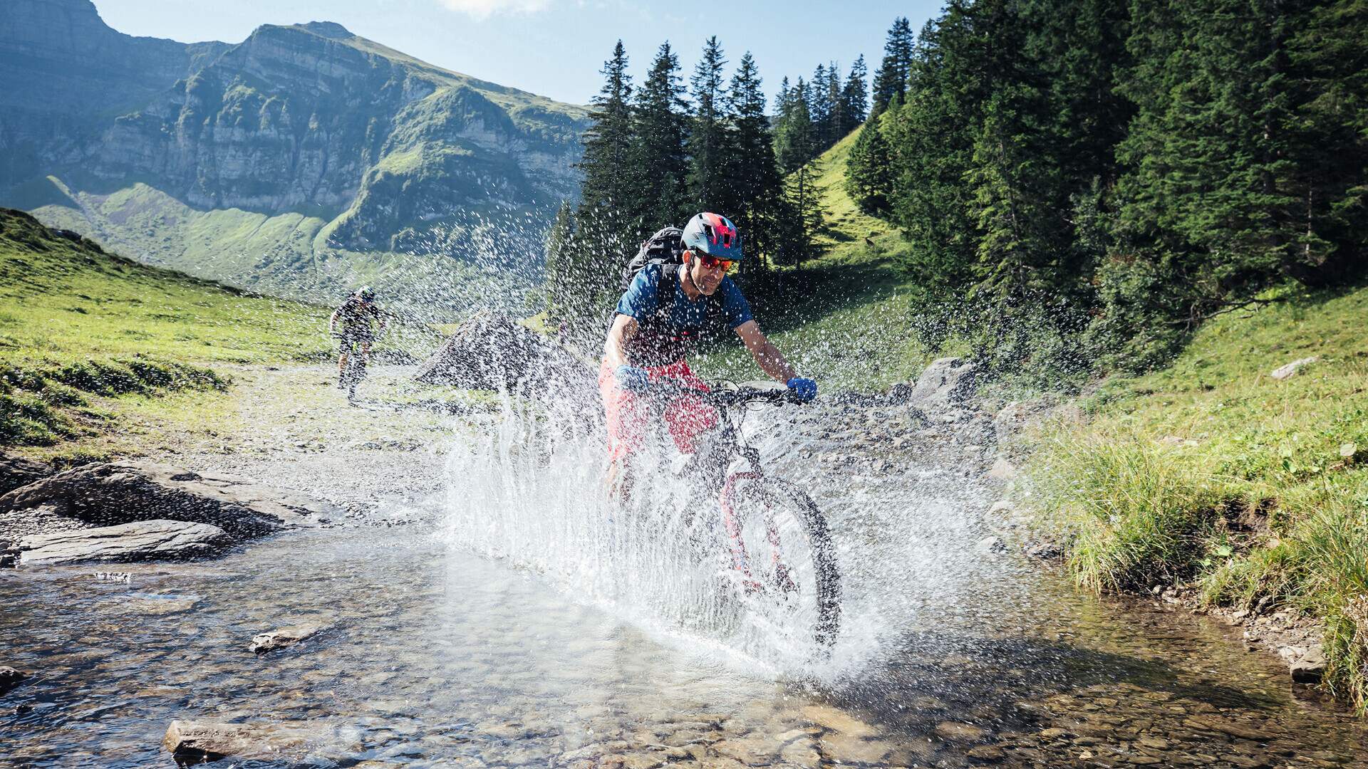 Aktiv im Österreich-Urlaub in den Alpen — Foto: Sebastian Stiphout / Bregenzerwald Tourismus