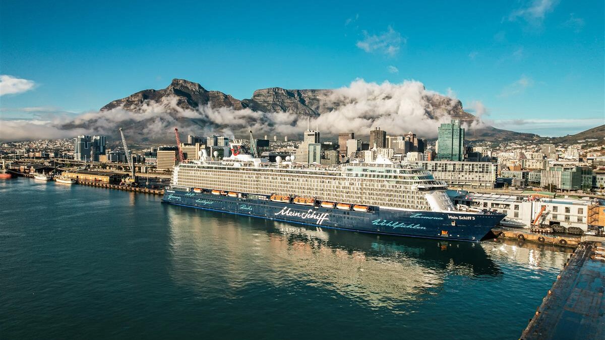 Mein Schiff vor Kapstadt — Foto: TUI Cruises