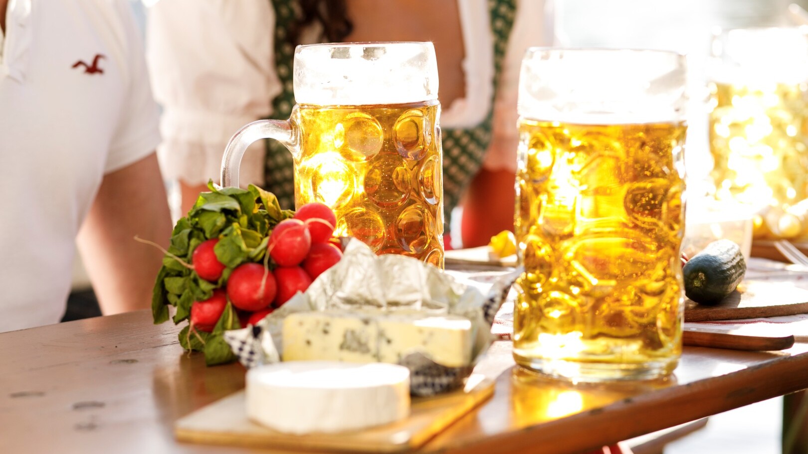 Bier & Brotzeit im Biergarten „Kosmos unter Null“   — Foto: München Tourismus / Christian Kasper