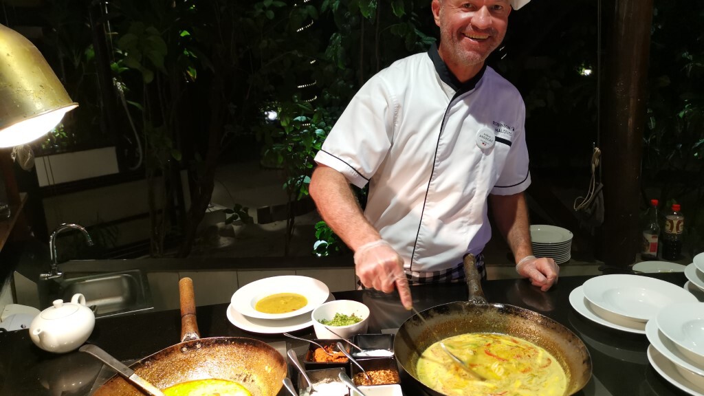 Clubchef Andreas Stys packt auch am Buffet mit an — Foto: Elo Resch-Pilcik