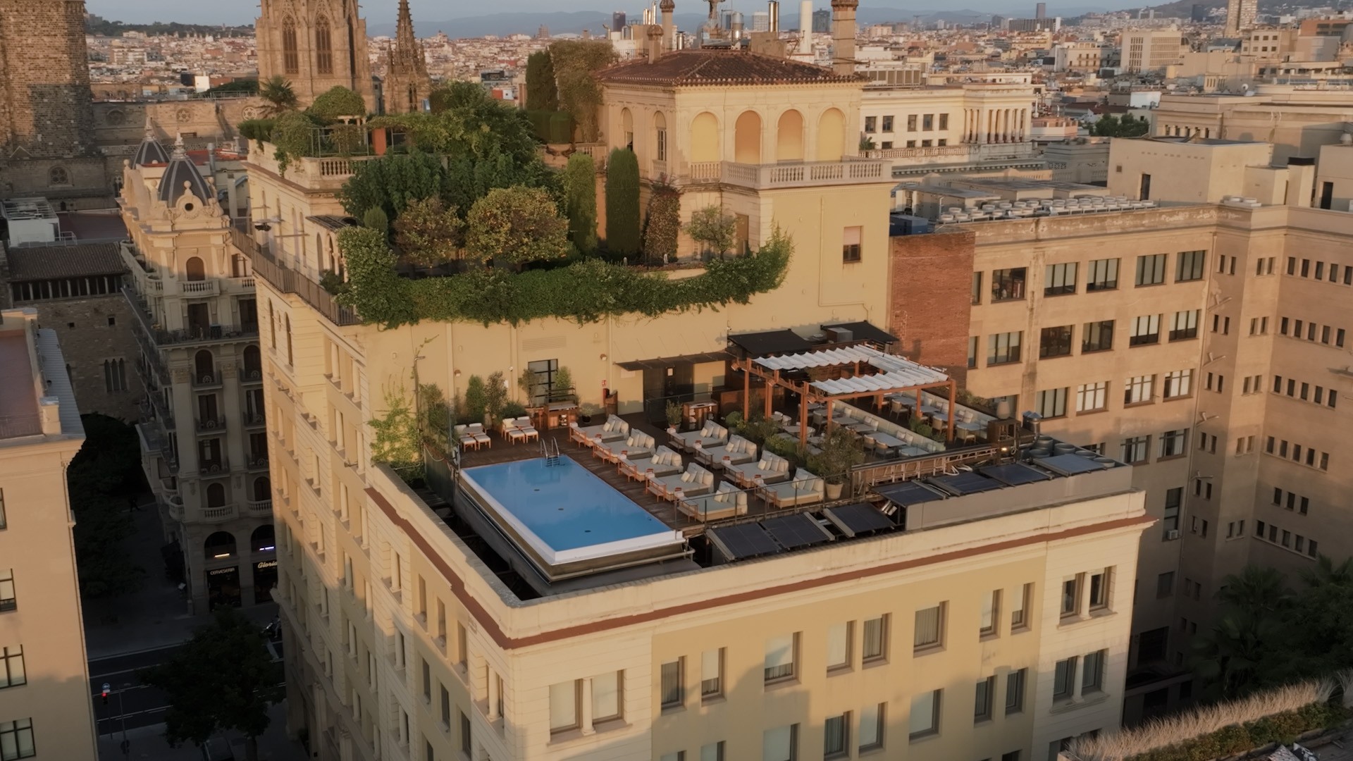 Spa auf der Dachterrasse — Foto: Grand Hotel Central