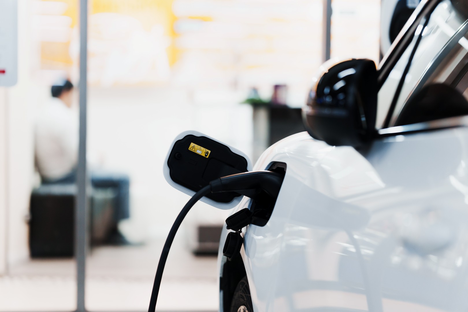 E-Auto richtig aufladen — Foto: Natthawadee Jana / shutterstock.com