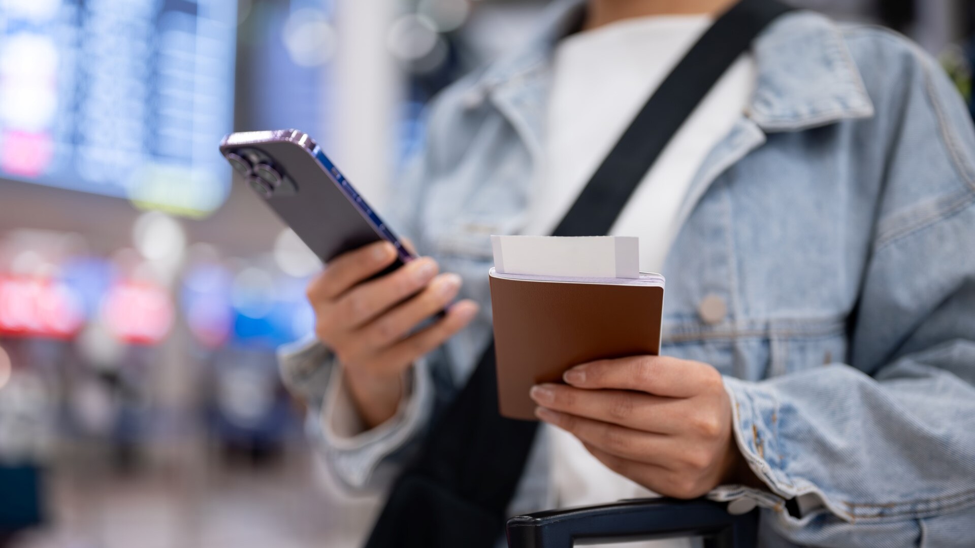 Online auf Reisen   &mdash; Foto: BongkarnGraphic / shutterstock.com