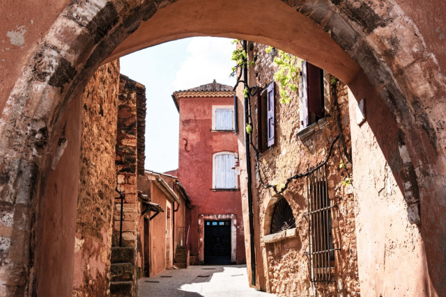 Die ockerfarbenen Häuser von Roussillon — Foto: Julia Trillsam 