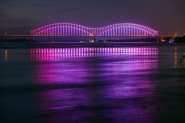 Hernando de Soto Bridge im Farbenspiel der Beleuchtung „Mighty Lights — Foto: Memphis Travel