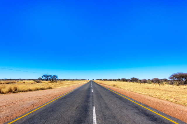 Trans Kalahari Highway von Namibia bis Botswana — Foto: AdobeStock / bereitgestellt von Sunny Cars