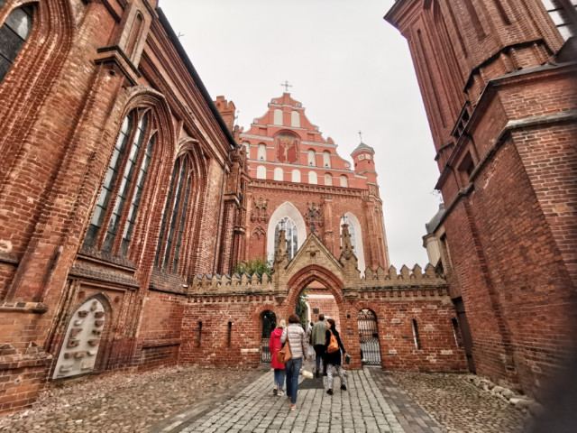 Vilnius, Kirche St. Anne und Bernhardine — Foto: Profi Reisen Verlag / Elo Resch-Pilcik