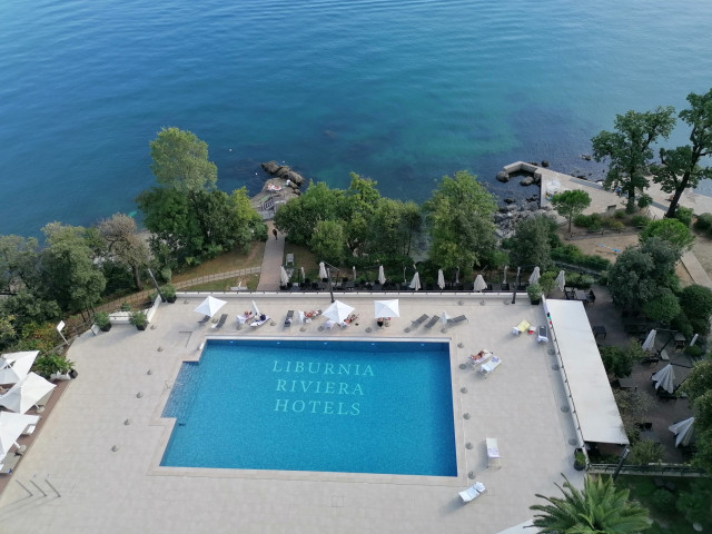 Poolterrasse im Hotel Ambassador in Opatija — Foto: Liburnia Hotels & Villas 