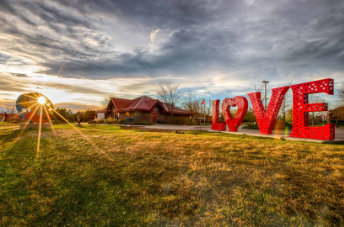 LOVE- Lovelock Skulptur und das Besucherzentrum von Loveland — Foto: Visit Loveland 