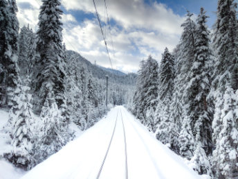 Zu den Höhepunkten und seinen Lieblingsmotiven gehört die verschneite Schweizer Berglandschaft. Bei Filisur zeigt sich diese traumhafte Winterlandschaft. — Foto: Fabio Peng @calandamountain 