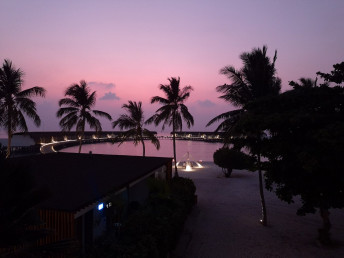 Traumhafte Sonnenuntergänge auf den Malediven — Foto: Julia Trillsam 