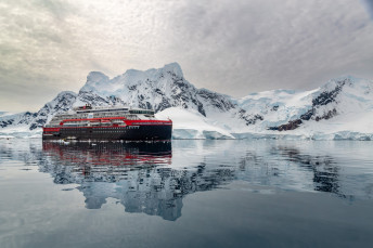 HX Hurtigruten Expedition, MS Roald Amundsen in der Antarktis — Foto: Oscar Farrera 