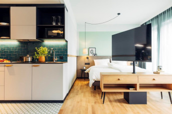 Voll ausgestattete Apartments mit Küchen — Foto: harry’s home hotels & apartments / Daniel Zangerl