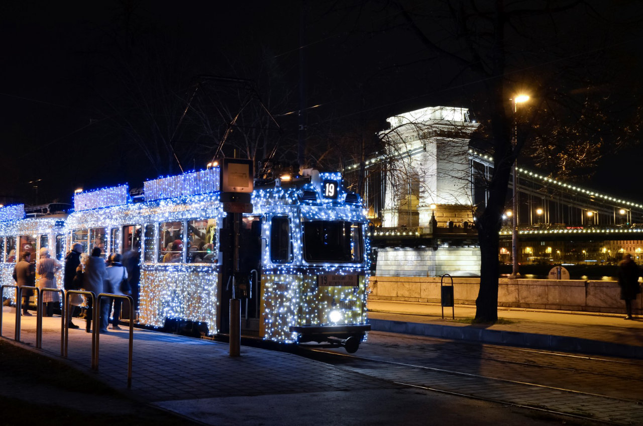 Festlich beleuchtete Straßenbahn — Foto: Visit Hungary