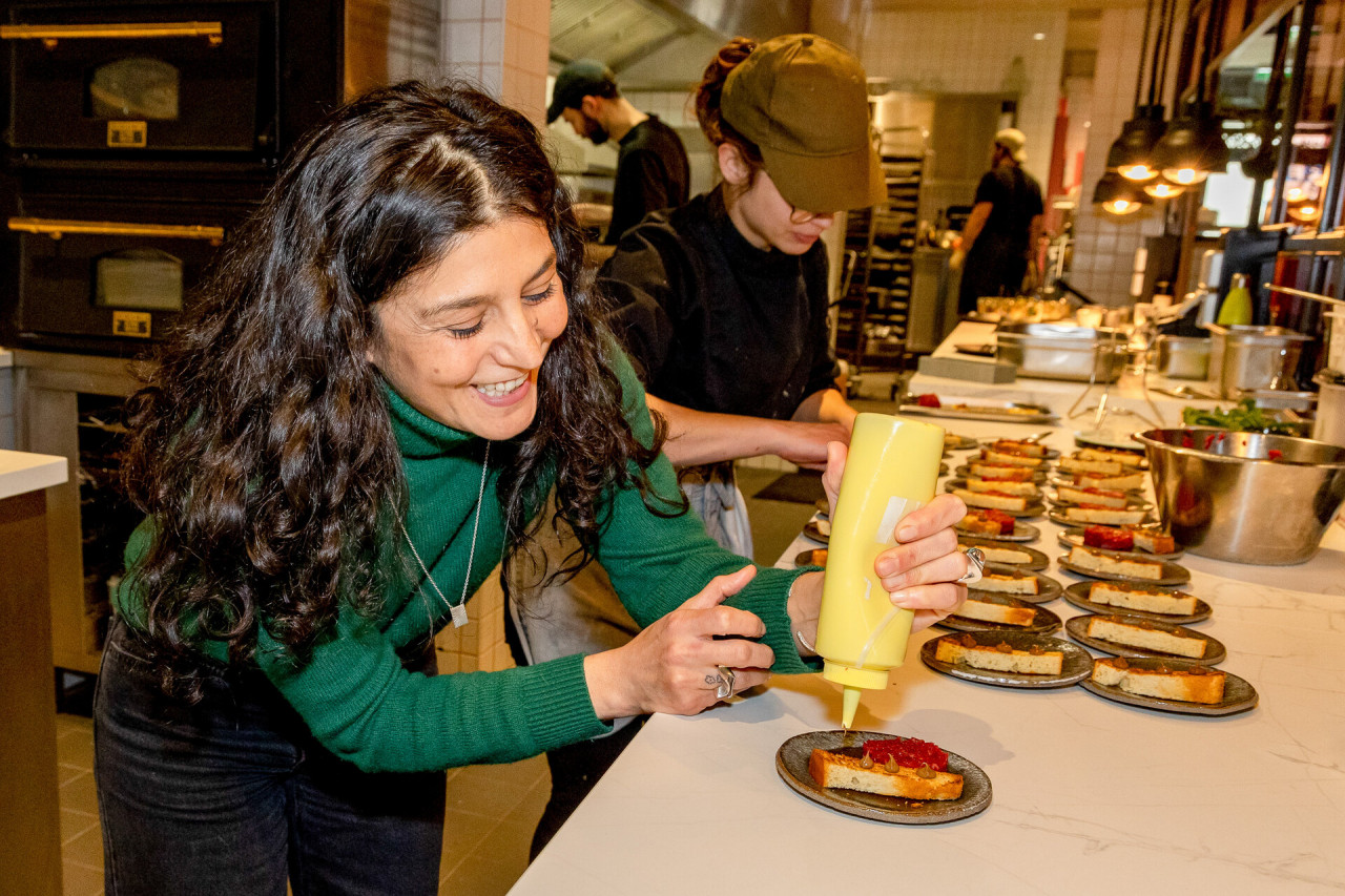 Parvin Razavi in ihrem Restaurant &flora — Foto: Leadersnet / C. Mikes