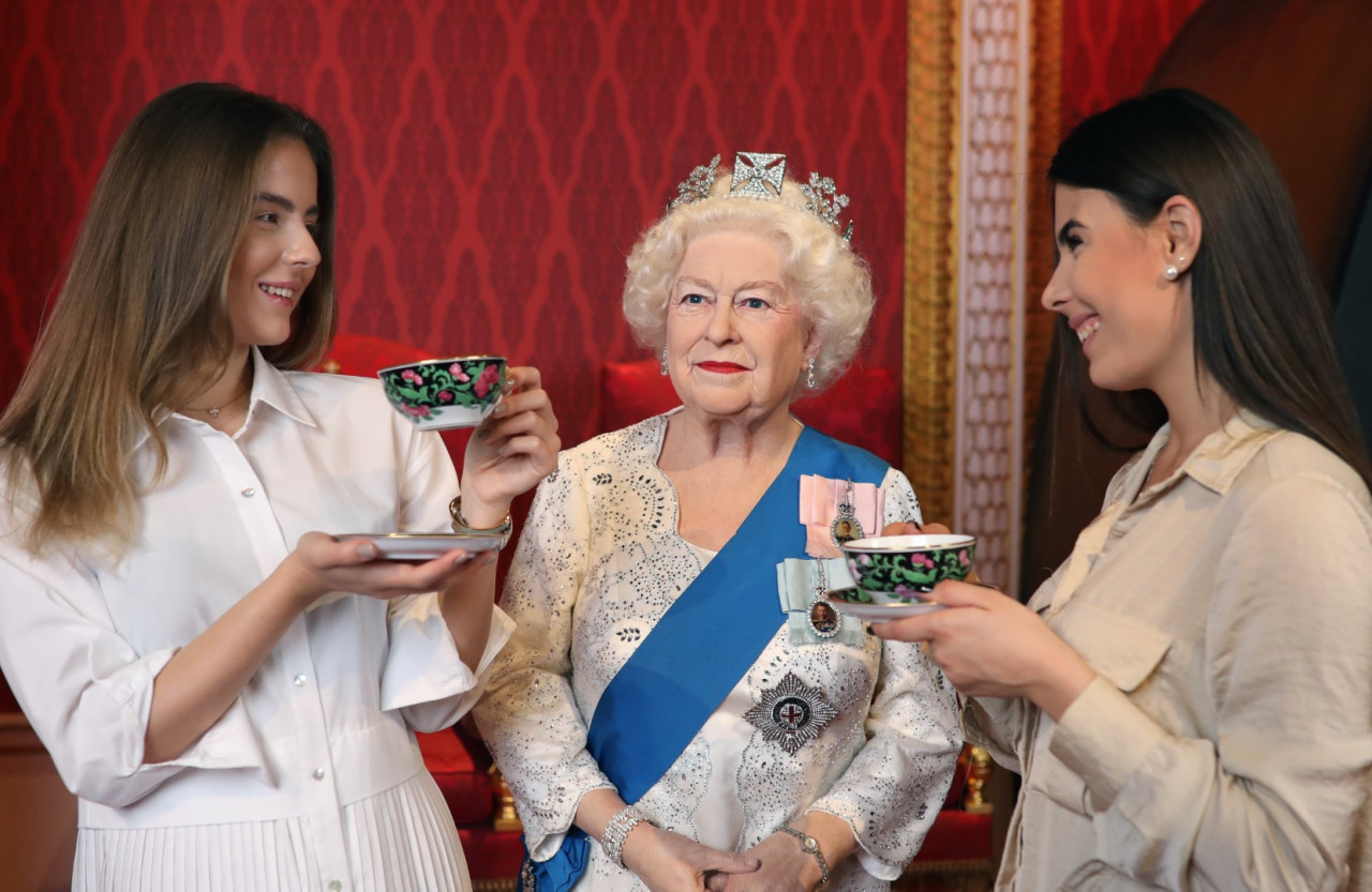 Ein Tee mit Queen Elizabeth II. — Foto: Madame Tussauds Budapest
