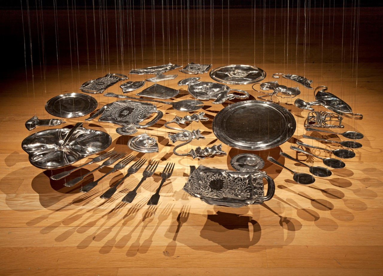 Cornelia Parker: Thirty Pieces of Silver (exhaled) Sugar Bowl" — Foto: Cornelia Parker, Compton Verney / Jamie Woodley 