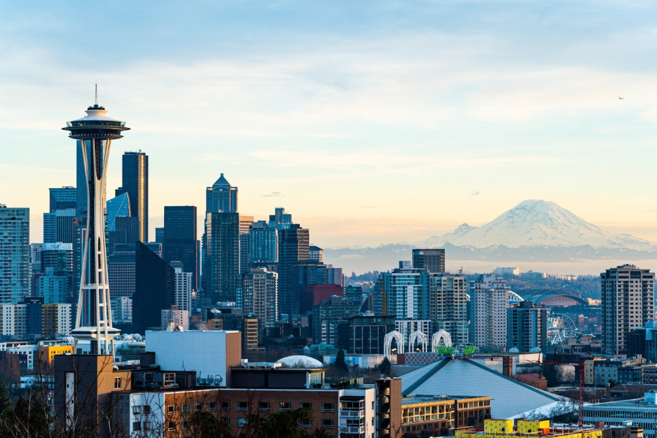 Space Needle mit Downtown Seattle und Mount Rainier — Foto: Visit Seattle 