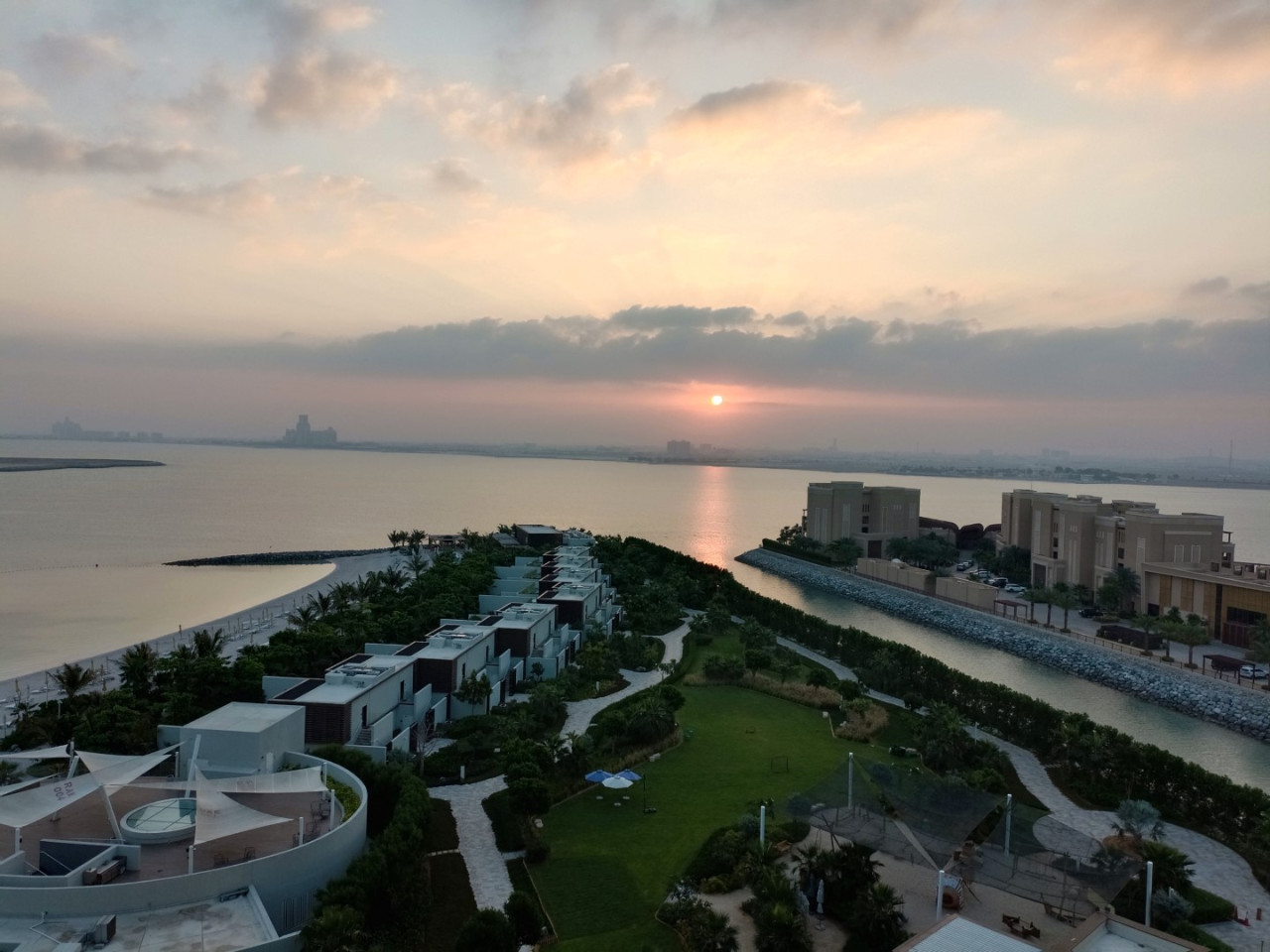Ausblick von der Dachterrasse des Mövenpick Resort Al Marjan Island — Foto: JT