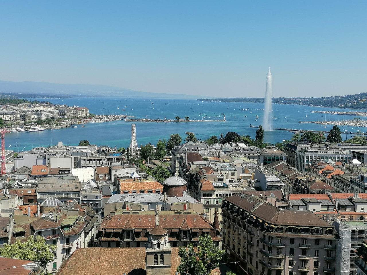 Der Genfer See mit dem Jet d’Eau bestimmt das Stadtbild — Foto: Martha Steszl