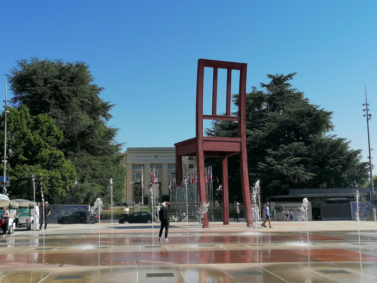Der symbolische „Broken Chair“ vor dem Völkerbundpalast — Foto: Martha Steszl
