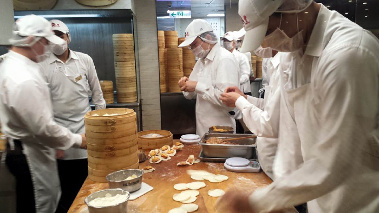 Bei Din Tai Feng arbeitet eine Armada von Köchen — Foto: Elo Resch-Pilcik
