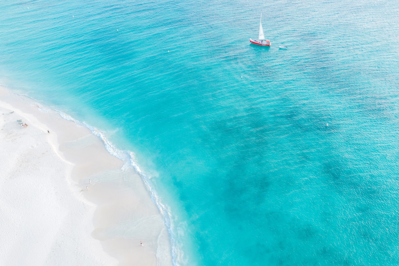 Segelboot vor Eagle Beach — Foto: Aruba Tourism Authority / David Troeger_Jetlag