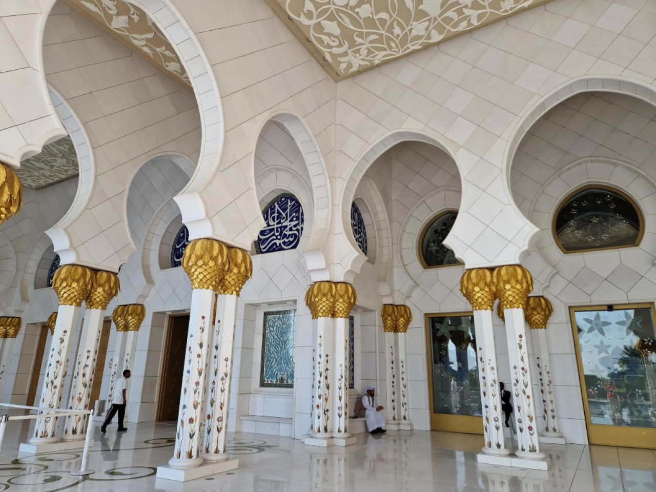 Ein Traum in Weiß: Sheikh Zayed Moschee, Abu Dhabi — Foto: Elo Resch-Pilcik